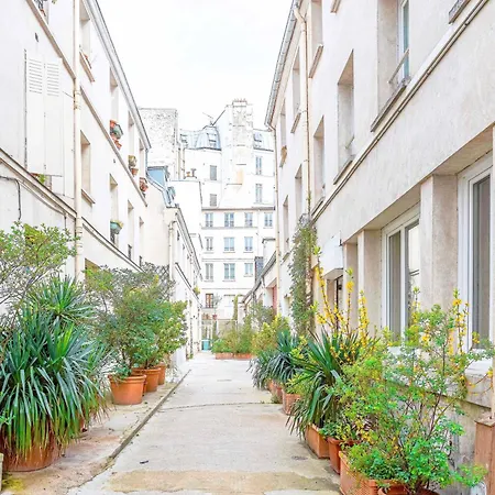 Paris My Home Bastille-Popincourt - Air-Conditioned - Ground Floor - Sleeps 5 - 2 Showers - 2 Toilets